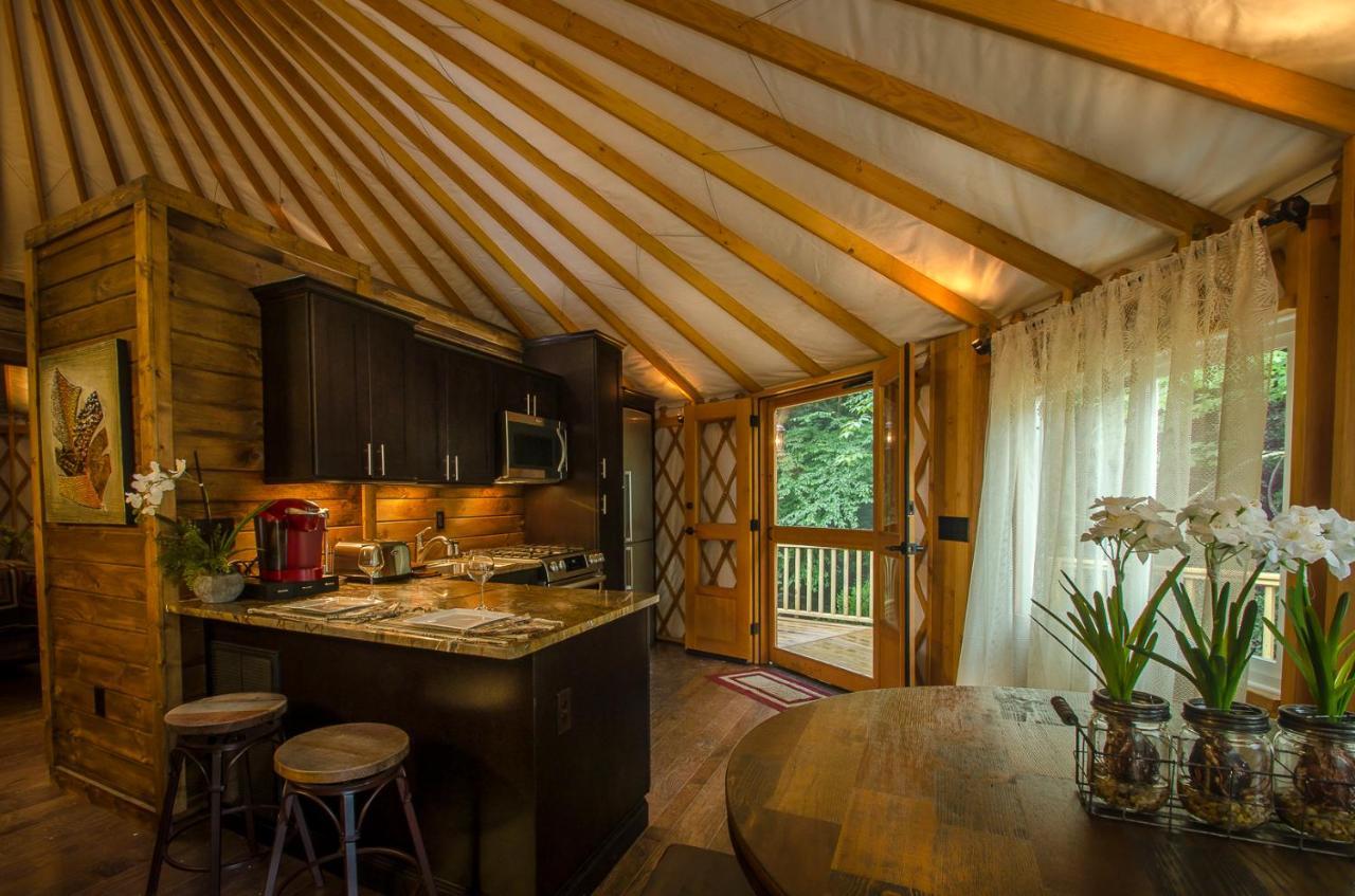 Spring Ridge Luxury Yurt - Creekside Glamping With Private Hot Tub Villa Topton Exterior photo